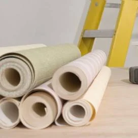 Rollos de papel tapiz en instalación con escalera. Gran variedad y excelente precio